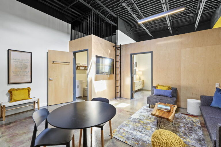 Living Room 83ED804F 74B4 46CD 96A3D8F85703DE2A 25e9b999 ac3b 43c8 82255e1e6afc62d3 768x512