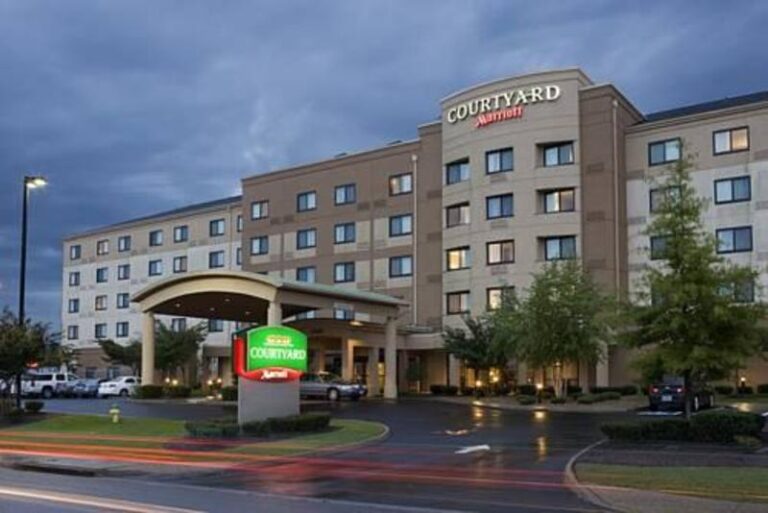 courtyard 237eb77c 5056 a36a 07619eef630a1db9 768x513