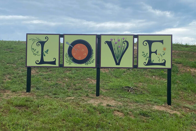 lovesign 0C01510C 0390 4979 BE7EE349BC359A66 09ca3da3 1311 4f04 bd7f07cb0c38d237 768x513